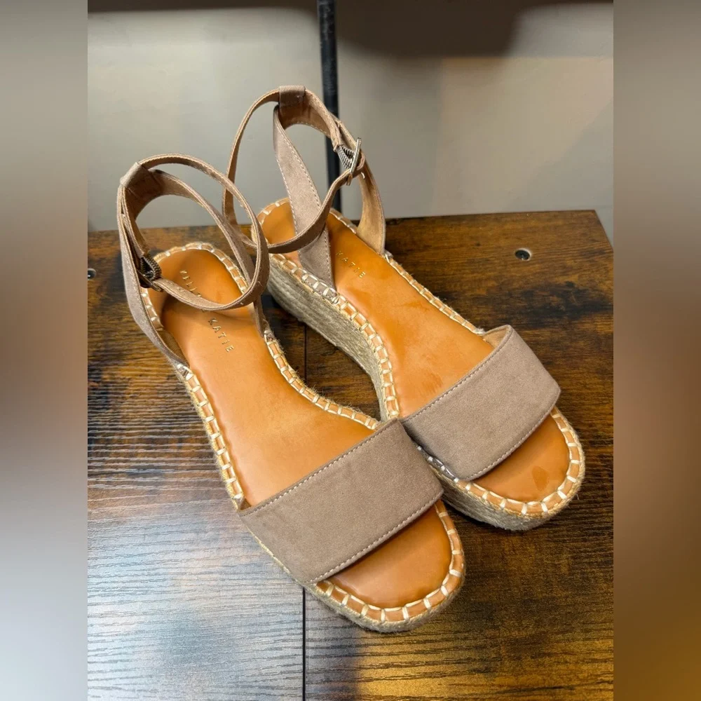 Kelly & Katie Faydrena espadrille wedge sandals microsuede strap size 9